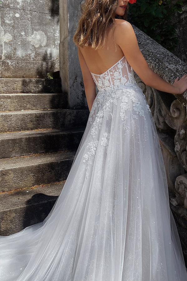 Abito da sposa bohémien con scollo a cuore e applicazioni in pizzo